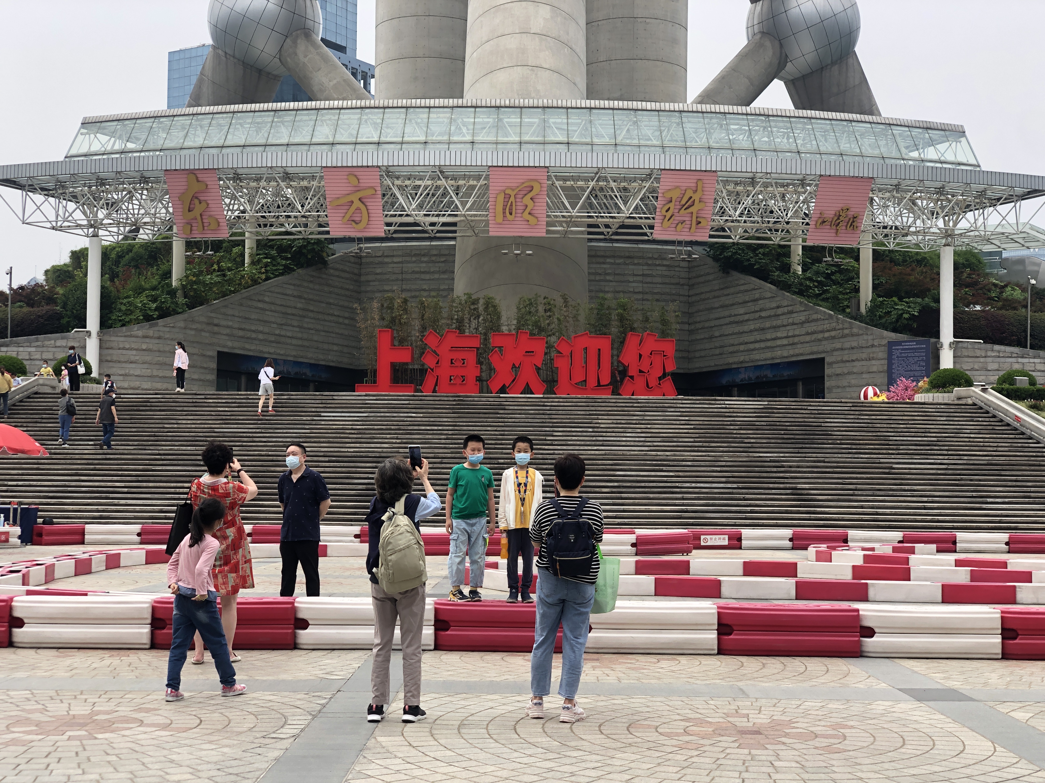 6月1日上海东方明珠塔开放部分楼层，亲子游热度高