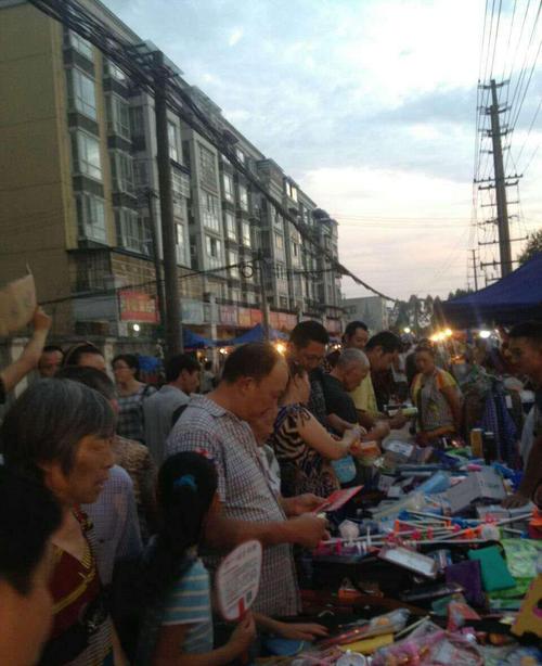 街头小吃摆摊技巧_2025地摊暴利新产品视_夏季热门甜品地摊生意