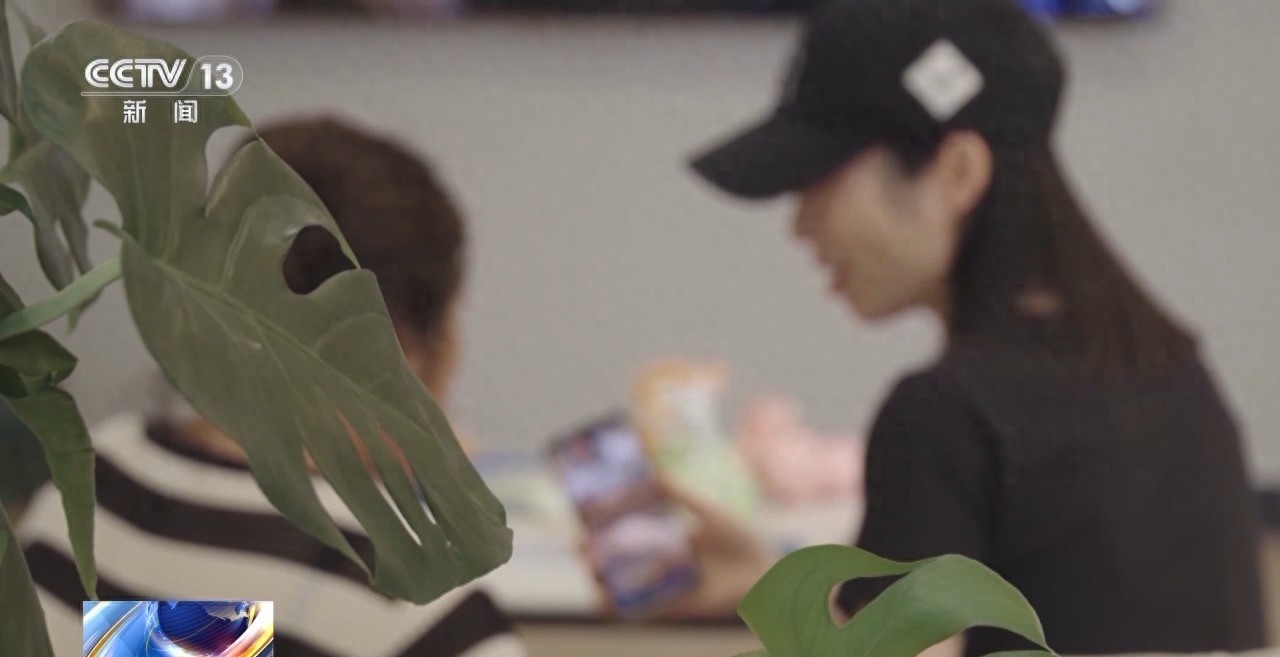 网络直播间现买古董骗局，主播靠编故事骗老人消费？