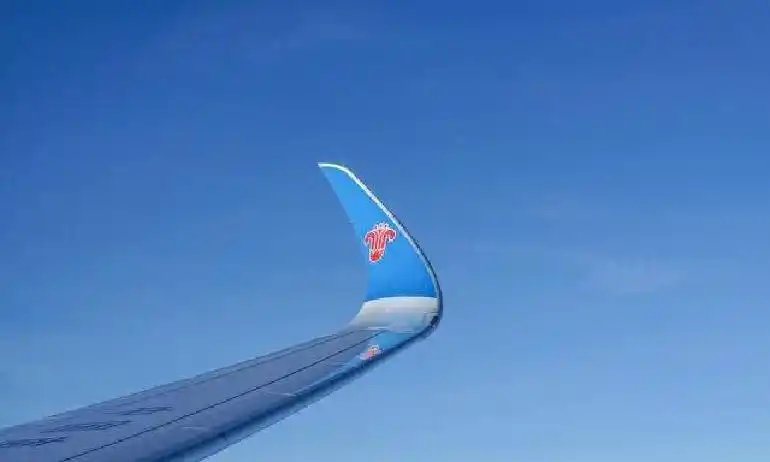 海航巨亏1047亿，负债率98.9%！客运增长14%却难抵历史包袱，2025年自